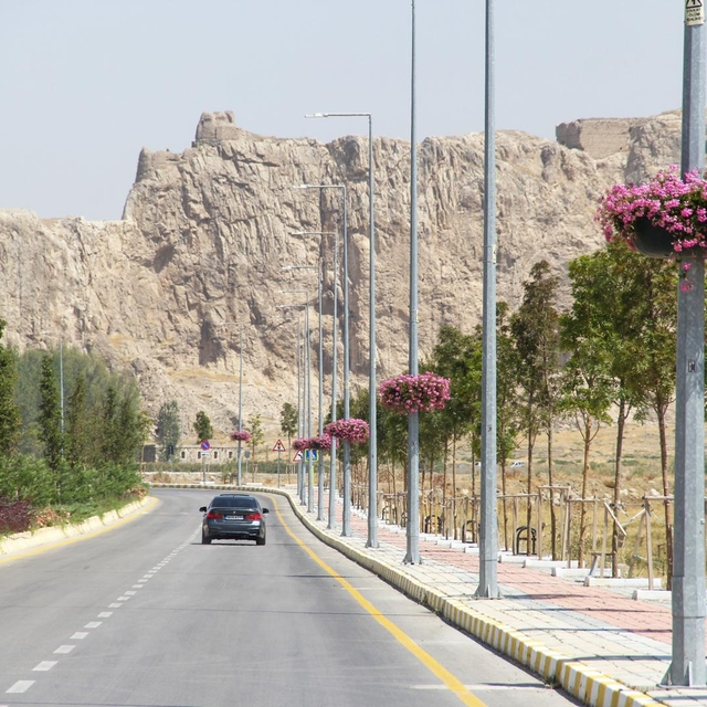 Van Büyükşehir Belediyesi sahil yolunda bakım ve peyzaj çalışması yapıyor