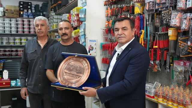 Diyarbakır'da çocuğu zorla götürmeye çalışan şüpheliyi engelleyen esnafa plaket