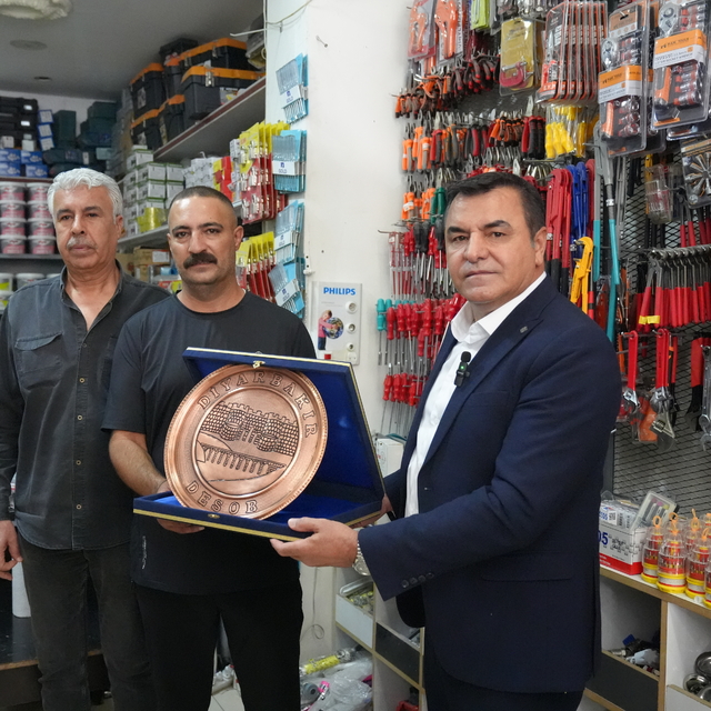 Diyarbakır'da çocuğu zorla götürmeye çalışan şüpheliyi engelleyen esnafa pl...