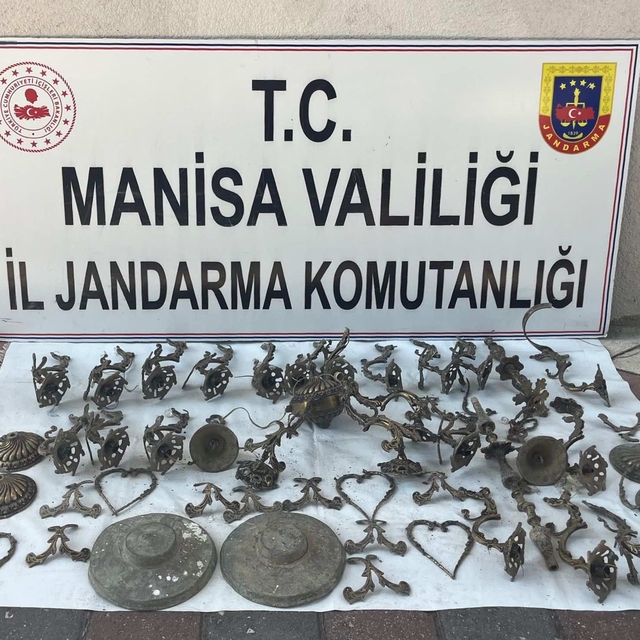 Manisa'da kaçak kazı yapan 10 şüpheli suçüstü yakalandı