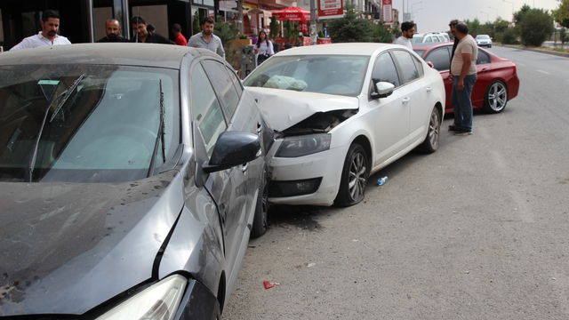 Kars'ta kontrolden çıkan otomobil park halindeki araçlara çarptı