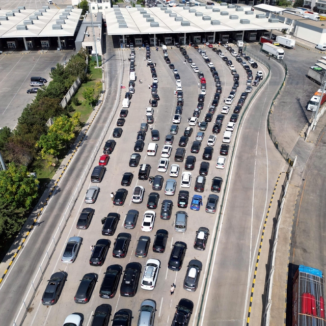 Gurbetçi yoğunluğunun yaşandığı Edirne'deki sınır kapılarından, 4 milyondan...