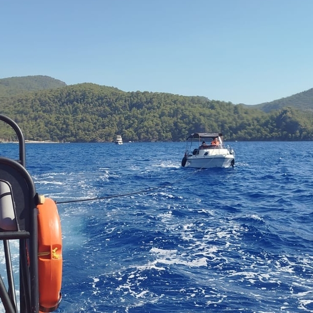 Fethiye açıklarında sürüklenen teknedeki 3 kişi kurtarıldı