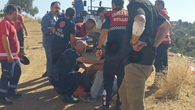 Devrilen kamyonetteki dinamitler kontrollü patlatıldı; 10 yaralı