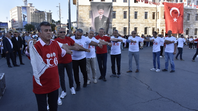 Sivas'ta 1058 kişilik meydan halayı