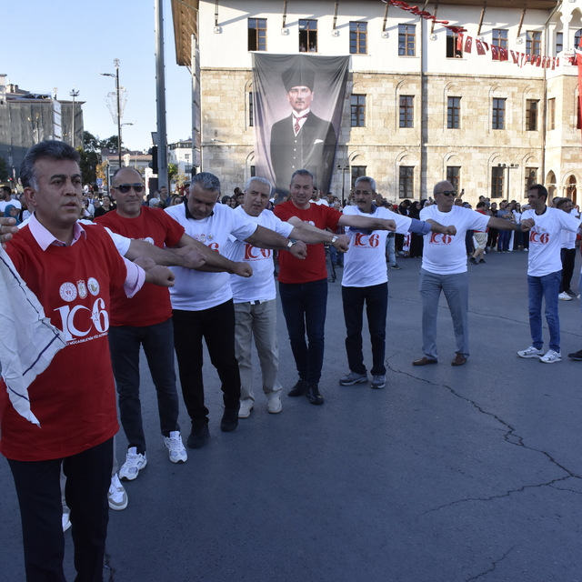 Sivas'ta 1058 kişilik meydan halayı