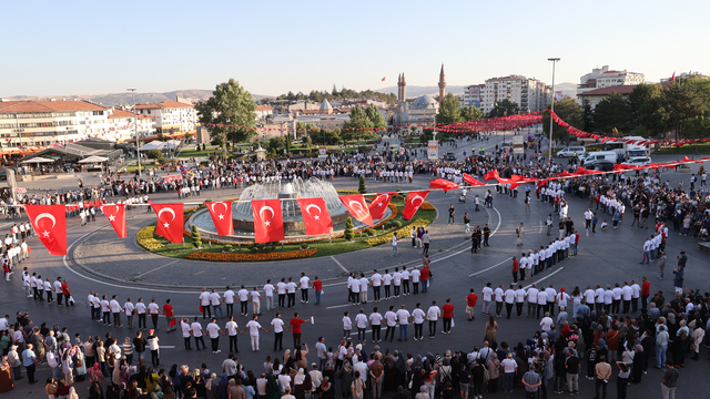 Sivas'ta 1058 kişi aynı anda halay çekti