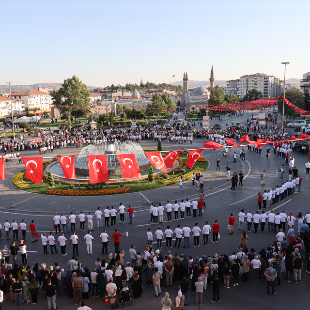 Sivas'ta 1058 kişi aynı anda halay çekti