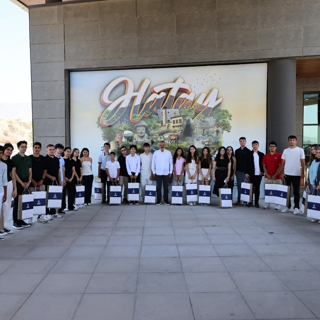 Hatay'da YKS ve LGS sınavında dereceye giren öğrenciler ödüllendirildi