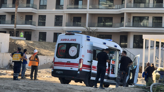 Manisa'da inşaat alanında çıkan yangında 2 kişi dumandan etkilendi