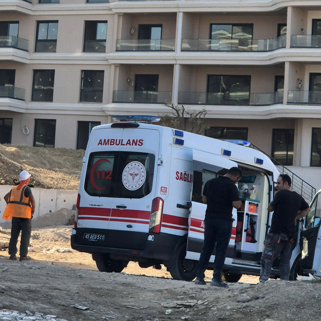 Manisa'da inşaat alanında çıkan yangında 2 kişi dumandan etkilendi