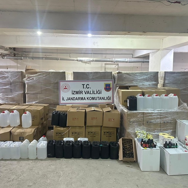 İzmir'de kaçakçılık operasyonunda 7 ton etil alkol ele geçirildi