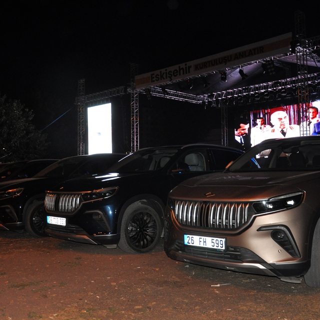 "Devrim Arabaları" filmi, hikayesinin doğduğu Eskişehir'de açık hava sinema...