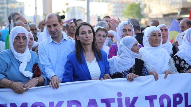 DEM Parti Eş Genel Başkanı Hatimoğulları, Diyarbakır'da "1 Eylül Dünya Barış Günü" yürüyüşüne katıldı