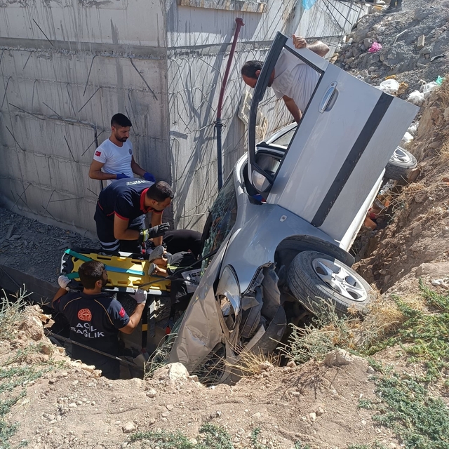 Adıyaman'da inşaat boşluğuna düşen otomobilin sürücüsü yaralandı