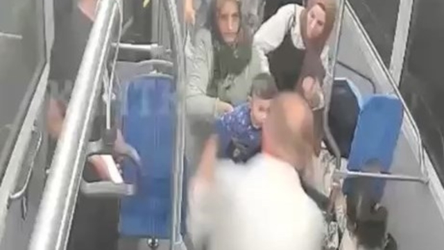 Otobüste nefes borusuna cips kaçan çocuğu, şoförün 'Heimlich' manevrası kurtardı