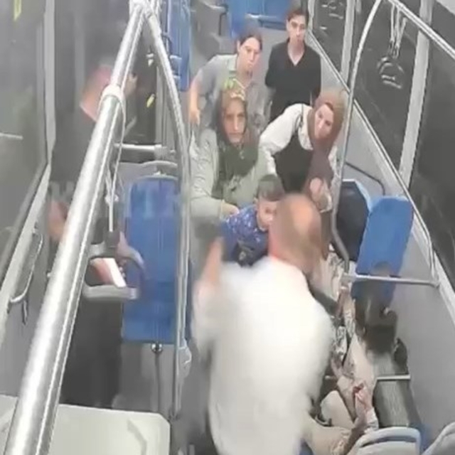 Otobüste nefes borusuna cips kaçan çocuğu, şoförün 'Heimlich' manevrası kur...