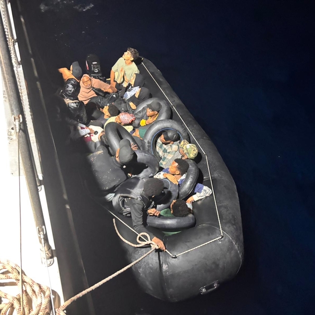 İzmir açıklarında 20 düzensiz göçmen yakalandı