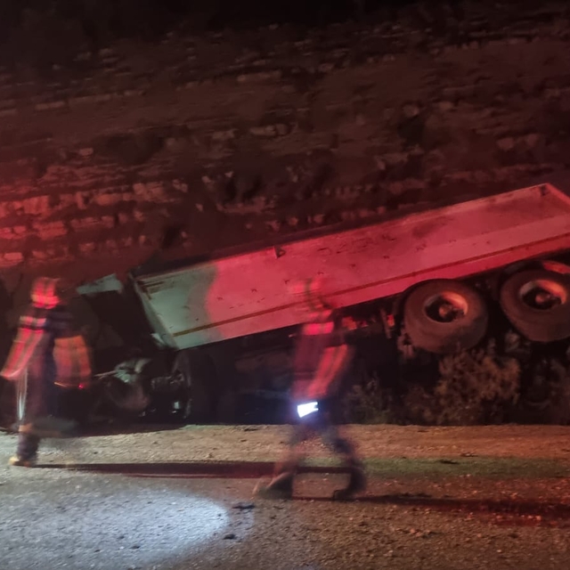 Adana'da şarampole devrilen kamyondaki 1 kişi öldü, 1 kişi yaralandı