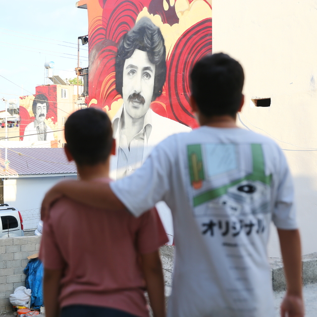 Adana'da binaların duvarlarına Müslüm Gürses ve Ferdi Tayfur'un resimleri ç...