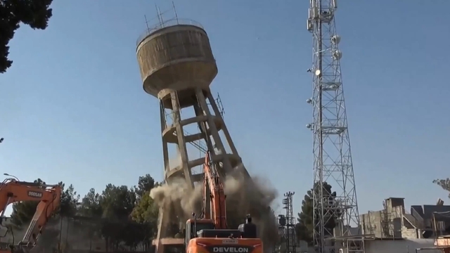 Depremde hasar gören 51 yıllık su kulesinin yıkımı yapıldı