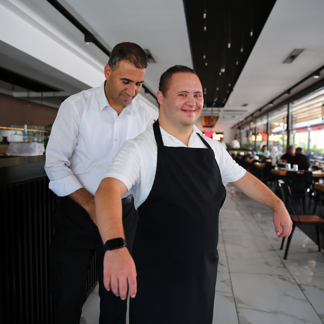 Restoranda çalışan down sendromlu genç, Adana'nın tescilli lezzetlerini ser...