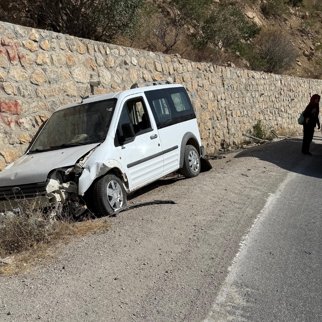 Çorum'da istinat duvarına çarpan hafif ticari araçtaki 2 kişi yaralandı