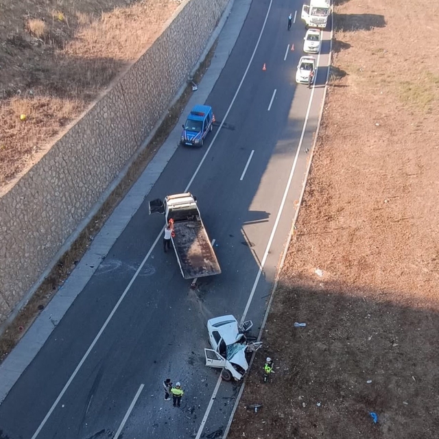 Ters yöne giren otomobille hafif ticari araç çarpıştı: 1 ölü, 3 yaralı