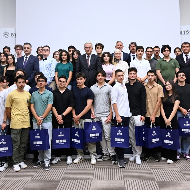 Bursa'da YKS'de dereceye giren öğrencileri ödüllendirildi