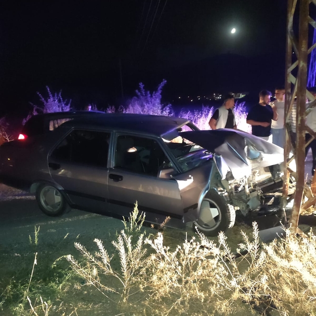 Konya'da otomobil elektrik direğine çarptı, 3 kişi yaralandı