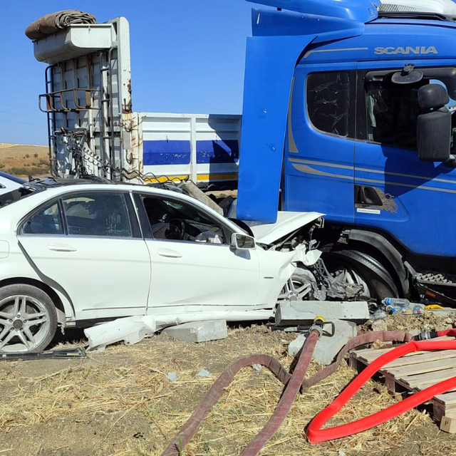 TIR'la çarpışan otomobilin sürücüsü yaralandı