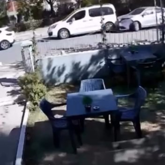 3 aracın karıştığı zincirleme kaza kamerada