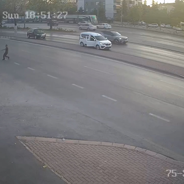 Drift atıp, polisten kaçan sürücü, otomobilinin lastiklerine ateş edilerek...