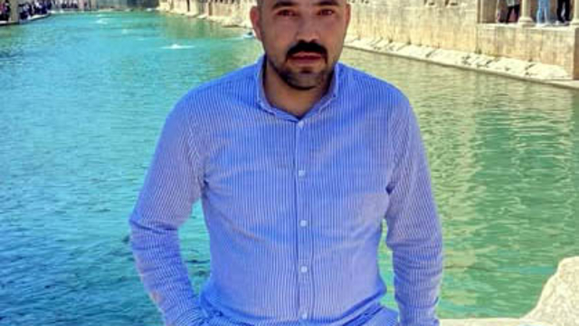 Arkasından yaklaştığı husumetlisini bıçaklayarak öldürdü; cinayet kamerada