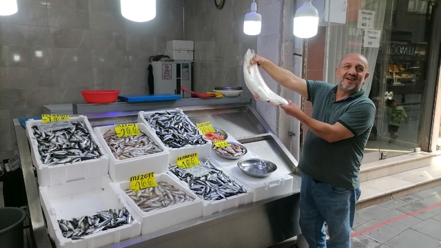 Rize'de sezonun ilk balıkları tezgahtaki yerlerini aldı