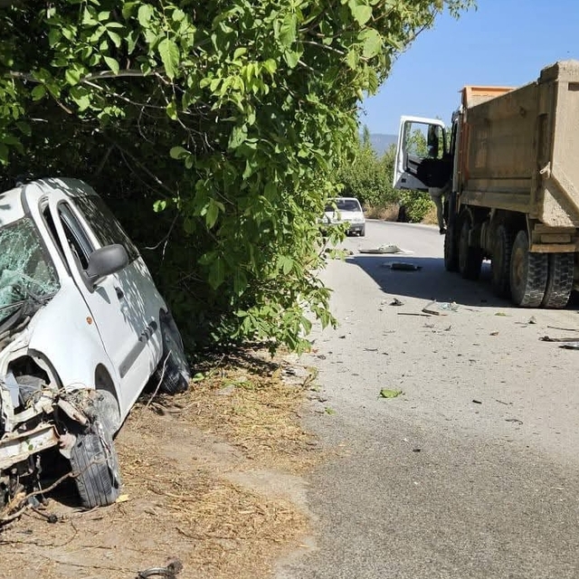 Burdur'da hafif ticari araç ile kamyonun çarpıştığı kazada 1 kişi öldü, 1 k...