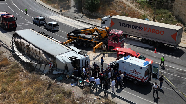 Malatya'da ambulans helikopter ağır yaralanan tır sürücüsü için havalandı