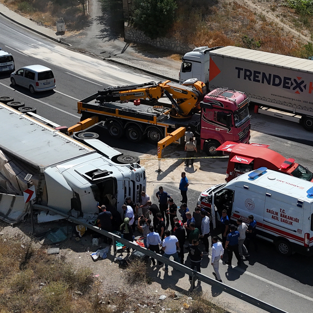 Malatya'da ambulans helikopter ağır yaralanan tır sürücüsü için havalandı