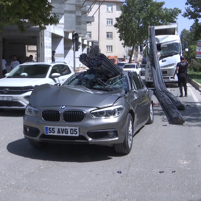 TIR'ın dorsesindeki demirler, otomobilin üzerine düştü; 2 yaralı