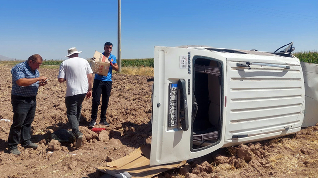 Takla atan hafif ticari aracın sürücüsü ile 4 yavru kediyi ekipler kurtardı