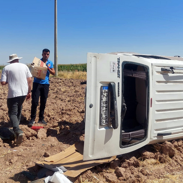 Takla atan hafif ticari aracın sürücüsü ile 4 yavru kediyi ekipler kurtardı