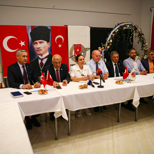 İYİ Parti Genel Başkan Yardımcısı Taş, Adana'da basın mensuplarıyla bir ara...