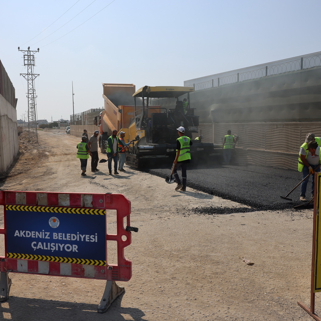 Akdeniz'de sokaklarda asfalt çalışmaları sürüyor