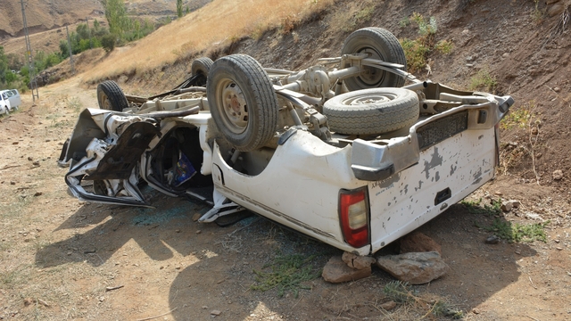 Hakkari'de şarampole devrilen pikaptaki 2 kişi öldü, 1 kişi yaralandı