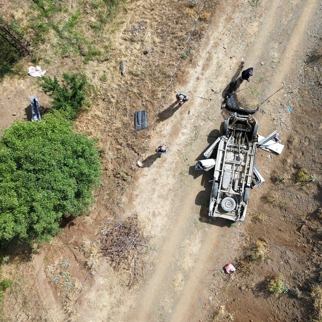 Hakkari'de kamyonet şarampole yuvarlandı: 2 ölü, 1 yaralı