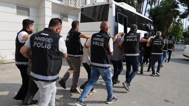 Mersin'de 3,5 milyon uyuşturucu hap ele geçirilen operasyonda 8 şüpheli adliyede