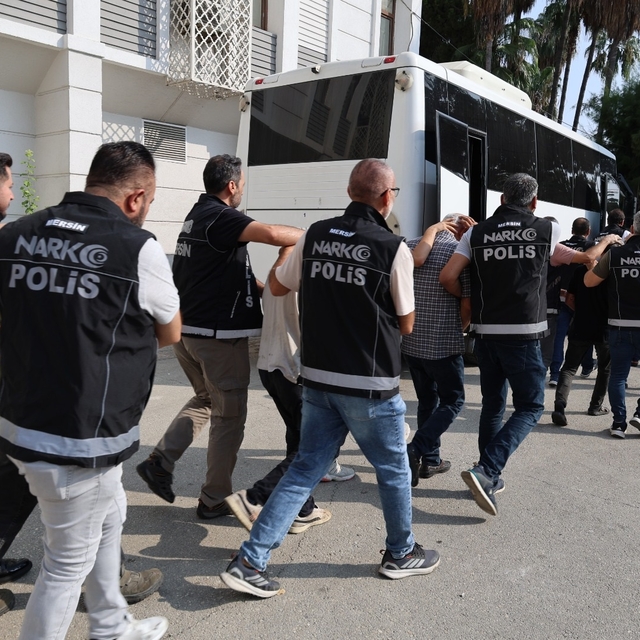 Mersin'de 3,5 milyon uyuşturucu hap ele geçirilen operasyonda 8 şüpheli adl...