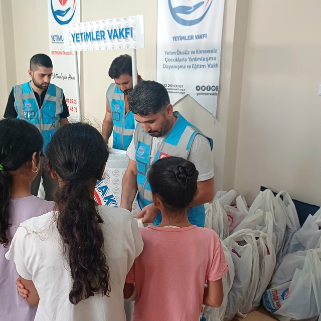 Batman'da 165 yetim öğrenciye kırtasiye yardımı