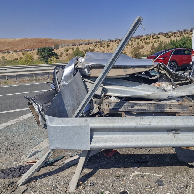 Kırıkkale'de bariyerlere çarpan otomobildeki 1 kişi öldü, 4 kişi yaralandı