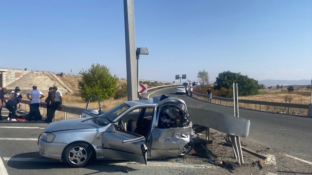 Otomobil, bariyerlere çarptı: 1 ölü, 4 yaralı